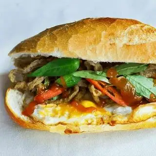 Bánh mì chả cá trứng nhỏ - 31.000 ₫ tại Bánh Mì Má Hải - Nguyễn Trãi 