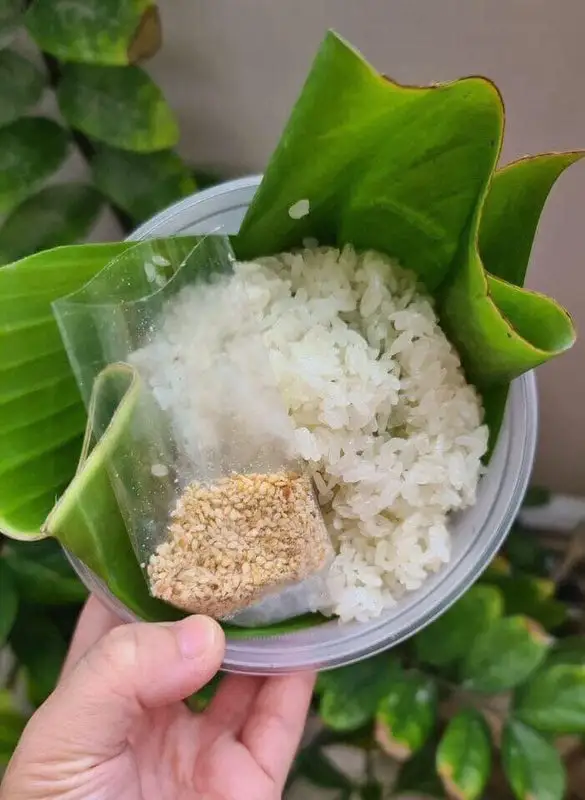 Xôi khúc muối mè - 51.000 ₫ tại Xôi Khúc Gia Truyền  - Hậu Giang