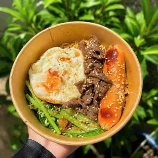 Hình ảnh Mì xào trứng - xúc xích
