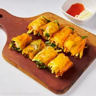 Bánh tráng cuốn đỏ chấm sốt bò sate - 30.000 ₫ tại Bánh Tráng Cuốn Trộn Dì Hồng - Đường số 11