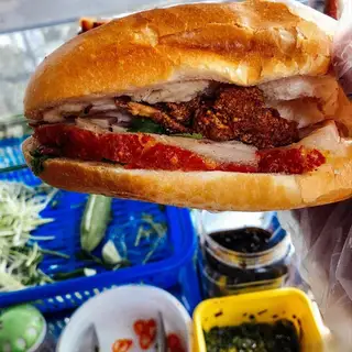 Bánh mì heo quay đặc biệt - 35.000 ₫ tại Bánh Mì & Bánh Hỏi Heo Quay Hai Anh Em - Trần Văn Đang