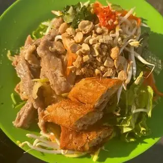 Bún thịt xào chả giò - 33.000 ₫ tại Bún 2 Chị Em - Quốc Hương