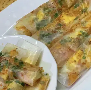 PHƠI SƯƠNG CUỐN MỠ HÀNH TRỨNG CÚT - 27.000 ₫ tại Hành Phi - Bánh Tráng Cô Tú - Trần Xuân Soạn