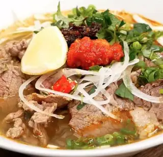 Bún bò tái - 50.000 ₫ tại Bún Bò 502 - Huỳnh Tấn Phát