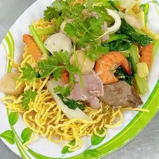 Mì xào giòn thập cẩm - 68.000 ₫ tại Quán Ăn Tường Ký - Cơm Gà Xối Mỡ & Mì Xào Giòn - Hưng Phú