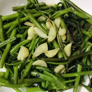 Rau muống xào tỏi - 55.000 ₫ tại Cá Lóc Nướng A Mười - 14 Vĩnh Khánh