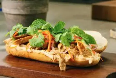 Bánh mì gà múa lửa - 42.000 ₫ tại Bánh Mì Heo Múa Lửa - Lê Văn Duyệt