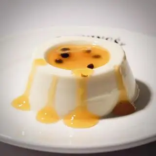 Panna cotta chanh dây - 18.000 ₫ tại ToTa Tàu Hủ Singapore - Hoàng Diệu