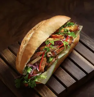 Hình ảnh Bánh mì gà nướng nấm xào