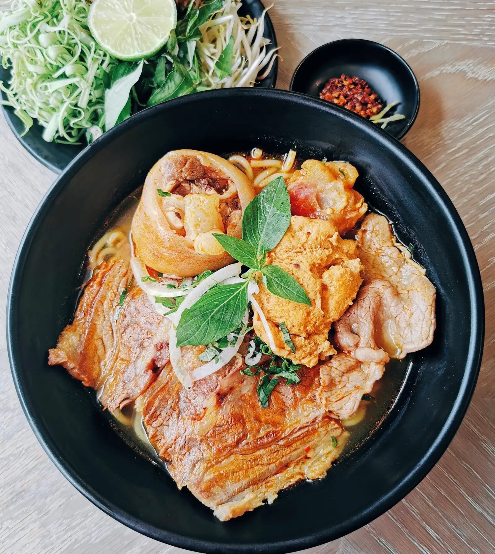 Hình ảnh Bún bò tô đặc biệt khoanh giò