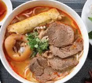 Bún bò tái - chả cua - 55.000 ₫ tại Bún Bò Huế O Bông - Nguyễn Duy Trinh