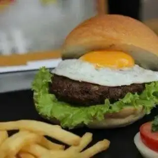 Hamburger bò trứng - 40.000 ₫ tại Bánh Mì Hà Nội Tuyết Nhi - Lãnh Binh Thăng