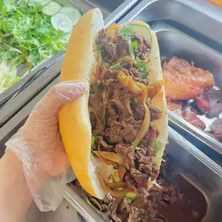 Hình ảnh Bánh mì bò sốt tiêu đen