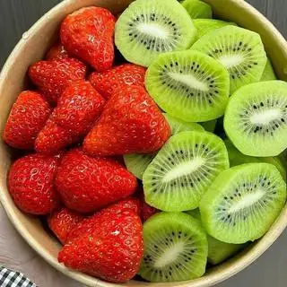 Dâu tây mix kiwi - 119.000 ₫ tại Trái Cây Mix Sẵn - Alice's Haven Fruit - Đồng Xoài