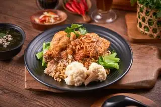 Mì trộn gà xối mỡ - 71.000 ₫ tại Cơm Gà Xối Mỡ 142 - Lê Văn Duyệt