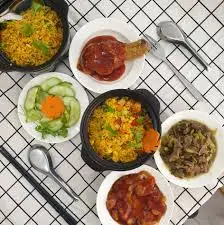 Hình ảnh Cơm rang đùi gà sốt chua ngọt