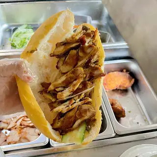 Hình ảnh Bánh mì gà quay ngũ vị