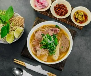Bún bò tái nạm chả - 55.000 ₫ tại Cô Bán Cơm - Bún Riêu, Bún Bò & Bánh Canh - Đường 61-TML