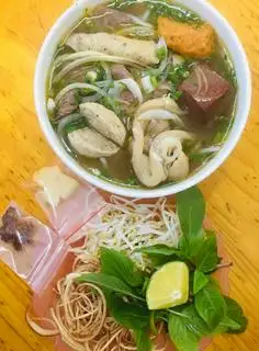 Hình ảnh Bún Bò Huế Bát Đầy Đủ