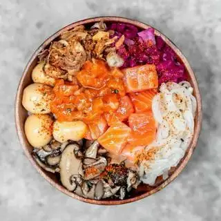 Hình ảnh Poke cá hồi sốt cay - the savory