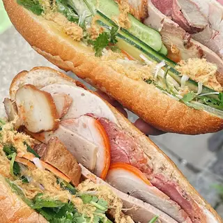 Hình ảnh Bánh mì thịt đầy đủ