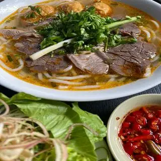 Bún bò nạm - chả cua - 65.000 ₫ tại Bún Bò Gốc Huế Hương Giang - Cư Xá Nam Hải