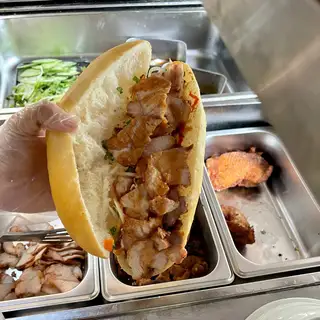 Hình ảnh Bánh mì thịt xá xíu