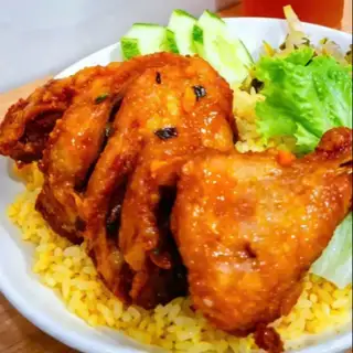 Hình ảnh Cơm chiên Góc Tư Đùi lớn - sốt mắm tỏi
