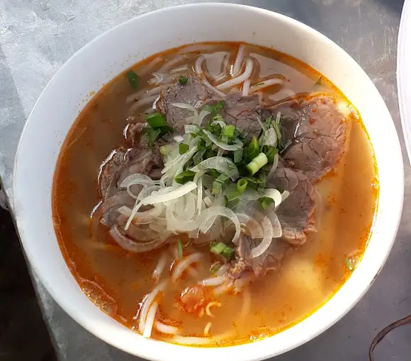 Bún bò tái nạm  - 55.000 ₫ tại Bún Bò Huế 292 - Nguyễn Xí 