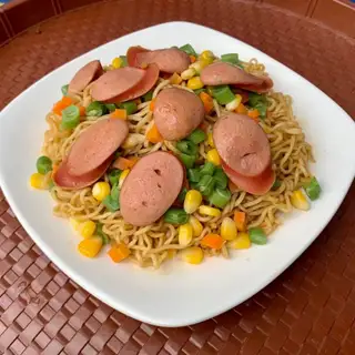 Hình ảnh Mì trộn xúc xích nhỏ