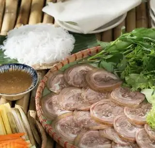 Bò hấp cuốn rau rừng - 140.000 ₫ tại Bò Tơ Rau Rừng Đổi Gió Quán - Tân Mỹ
