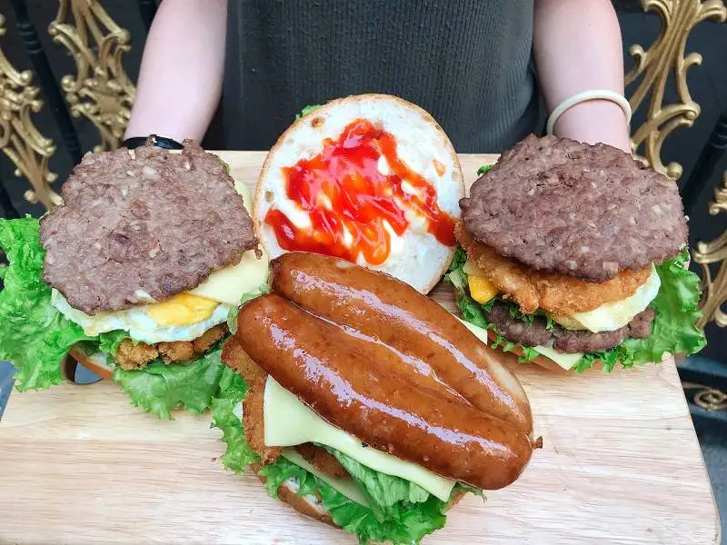 Combo burger bò xúc xích - nước ngọt - 37.000 ₫ tại HAMBURGER 99 - Nguyễn Chế Nghĩa