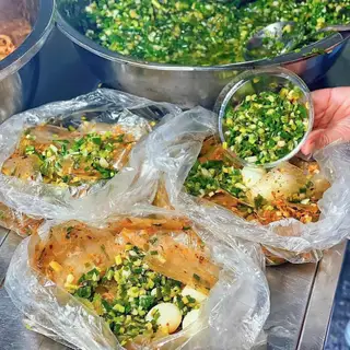 Hình ảnh Bánh tráng trôn truyền thống mở hành 
