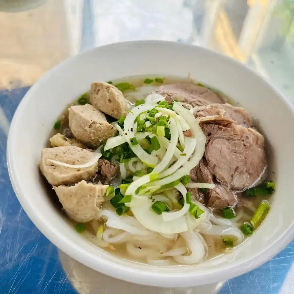Phở nạm - viên - 68.000 ₫ tại Phở Quỳnh 88 - Nguyễn Thiện Thuật