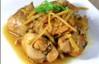 Cơm gà kho - 65.000 ₫ tại Cháo Cơm 438 - Phan Xích Long