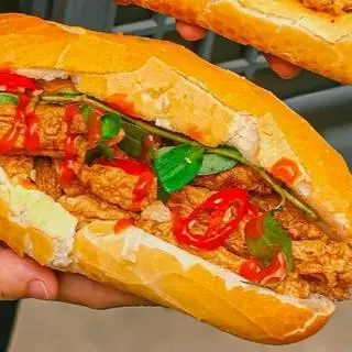 Bánh mì chả cá ốp la - 25.000 ₫ tại Bánh Mì Cô Hương - Nguyễn Du