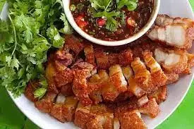 Hình ảnh Cơm ba rọi chiên sốt mắm tỏi (tặng trà tắc)