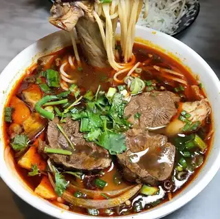 Bún bò nạm chả bò viên - 45.000 ₫ tại Bún Mắm & Bánh Canh Cua Ông Tám - Nguyễn Nhữ Lãm