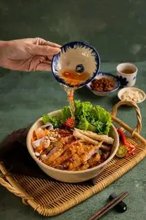 Hình ảnh Bún trộn bò nem