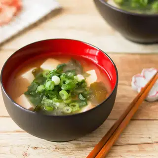 Miso soup - súp miso - 22.000 ₫ tại KYOBASHI Sushi Izakaya - Thái Văn Lung
