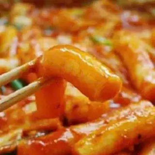 Tokbokki cay full topping - 48.000 ₫ tại Mon Tokbokki - Lâm Văn Bền