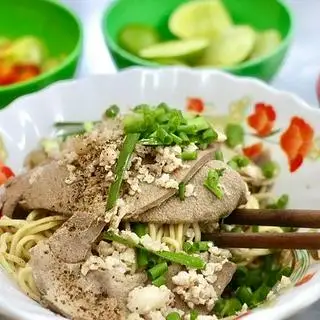 Hủ tiếu thập cẩm khô - 64.000 ₫ tại Hủ Tiếu Mì Hoành Thánh Phong Ký - Nguyễn Hữu Thọ