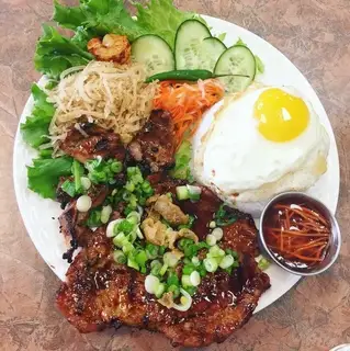 Cơm sườn bì trứng - 75.000 ₫ tại Cơm Tấm Long Xuyên 888 - Cống Quỳnh