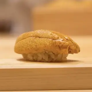 Nhum biển 1 miếng - Uni sea urchin sushi 1 pcs - 60.000 ₫ tại KYOBASHI Sushi Izakaya - Thái Văn Lung