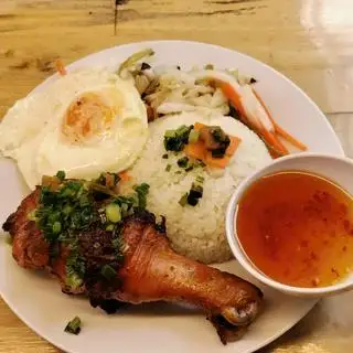 Cơm tấm gà nướng - trứng ốp la - 62.000 ₫ tại Cơm Tấm Bảo Ngọc - Võ Oanh