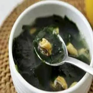 Hình ảnh Canh rong biển mọc cá basa