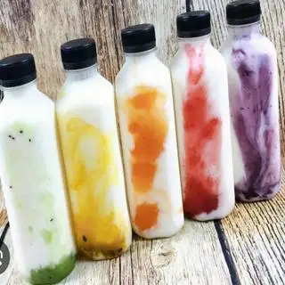 Sữa chua trái cây chai - 25.000 ₫ tại Sữa Chua Nếp Cẩm - Cô Năm - Cư Xá Thanh Đa