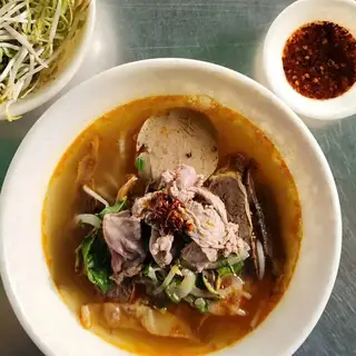Bún bò thập cẩm - 50.000 ₫ tại Bún Bò Nhà Hương - Đào Duy Từ