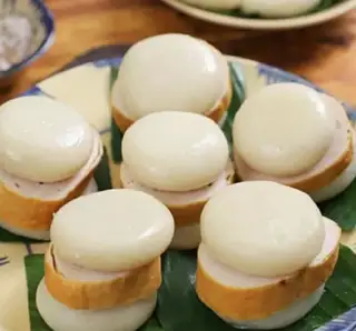 Bánh dày kẹp chả chiên - 20.000 ₫ tại Bánh Mì Hà Nội Thuỷ Tiên - Phạm Văn Đồng