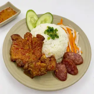 Cơm sườn lạp xưởng - 55.000 ₫ tại Cơm Tấm Cây Gõ - Bình Phú